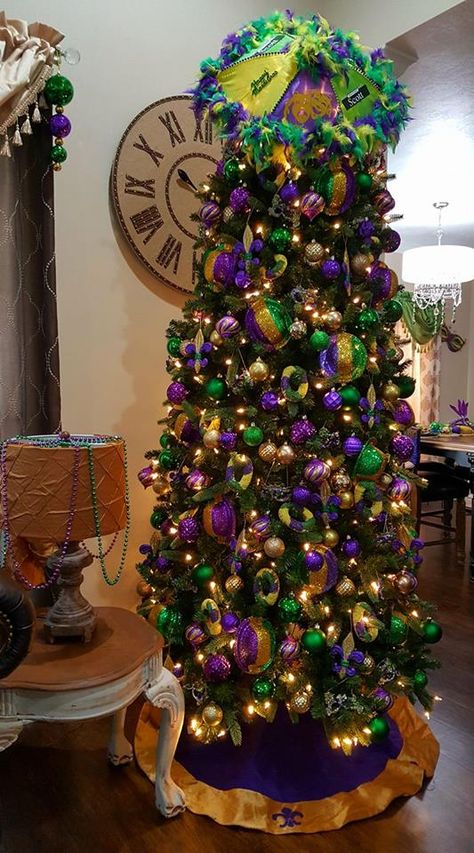 New Orleans Christmas Tree, Mardi Gras Christmas Tree, Nola Decor, Mardi Gras Tree, Mardi Gras Activities, Cajun Christmas, New Orleans Christmas, Mardi Gras Party Decorations, Black Christmas Decorations