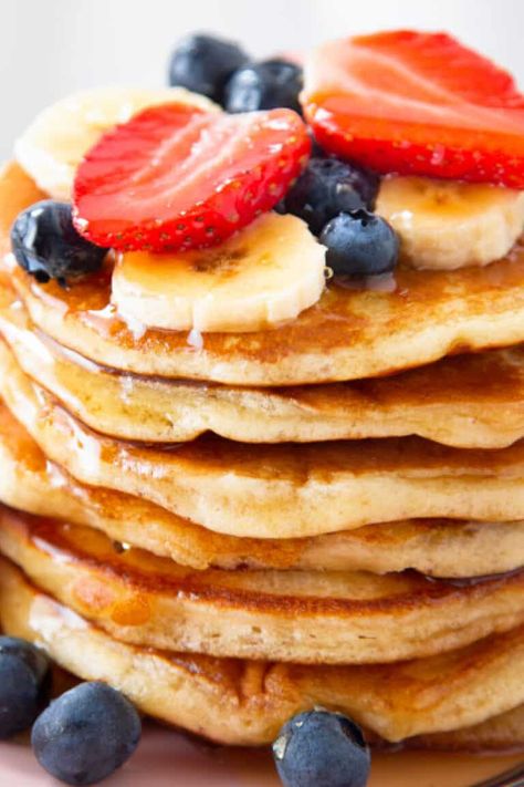 These coconut flour banana pancakes are so thick and fluffy, you won't believe they need just 3 ingredients! No grains and no dairy needed. Coconut Banana Pancakes, Banana Coconut Flour Pancakes, Coconut Milk Pancakes, Banana Waffle Recipe, Fluffy Banana Pancakes, Gf Sweets, Yum Breakfast, Delicious French Toast, Banana Waffles