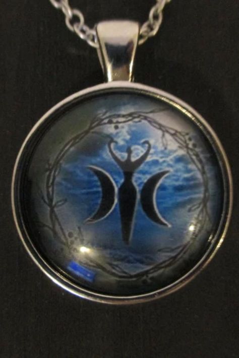 Pendentif triple lune déesse Hécate, talisman amulette wicca , collier ésoterique, déesse hecate Le pendentif représente le symbole de la triple lune représenté par la déesse Hécate. Hécate est une déesse protectrice liée aux cultes de la fertilité, accordant richesse matérielle et spirituelle, honneurs et sagesse. France