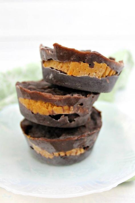 2 Ingredient Weight Watchers Desserts – The BEST Weight Watchers Recipe – Chocolate Peanut Butter Cups {Easy – No Bake} Chocolate Cup Desserts, Charlotte Elise, Cup Desserts, Weight Watchers Cake, Weight Watchers Recipe, Weigh Watchers, Weight Watchers Dessert Recipes, Weight Watchers Meal Plans, Bites Recipes