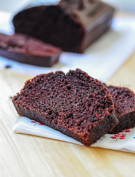 Eggless Chocolate Sponge Cake Recipe Carrot Chocolate Cake, Chocolate Carrot Cake Recipe, Chocolate Carrot Muffins, Cupcake Receptek, Chocolate Carrot Cake, Coconut Banana Bread, Cake Courgette, Patisserie Vegan, Eggless Chocolate Cake