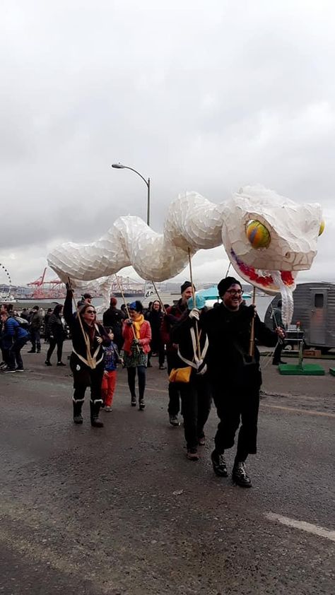 Parade Puppets, Giant Puppet, Dragon Ideas, Aura Reading, 2024 Halloween, Vintage Circus, Large Animals, Anaconda, Larp