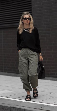 Street Style 2023, How To Style Cargo Pants, Cargo Pants Outfits, Style Cargo Pants, Trendy Outfit Ideas, Urban Style Outfits, Style 2023, Pants Outfits, Style Cargo