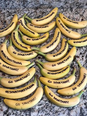 Confessions of a Sports Mama: Team Mama Idea: Motivational Bananas For Game Days... Football Sectional Gifts, Field Hockey Snack Ideas, Lacrosse Team Snacks, Cross Country Snack Bag Ideas, Wrestling Treat Bags, Volleyball Snack Bags Ideas, Swim Team Goodie Bag Ideas, Hockey Charcuterie Board, Team Meals Before Games Ideas