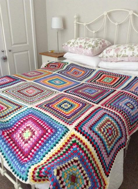 Aesthetic Crochet Blanket Patterns, Crochet One Big Granny Square Blanket, Cool Crochet Projects Inspiration, Crochet Big Granny Square Blanket, 2023 Crochet Along, Granny Square Designs Blankets, Crochet Aura Blanket, One Big Granny Square Blanket, Granny Square Aesthetic