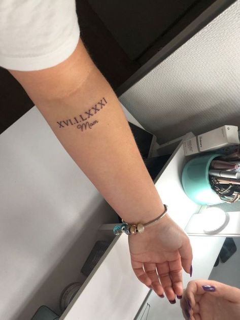 Mama Tattoos, Mum Tattoo, Date Tattoos, Hand Tattoos For Girls, Chic Tattoo, Cute Hand Tattoos, Mommy Tattoos, Petite Tattoos, Spine Tattoos For Women