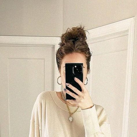 Hannah Louise Poston on Instagram: "☁️" Hannah Louise Poston Fashion, Hannah Louise Poston, Ivy League, Old Money, On Instagram, How To Wear, Instagram