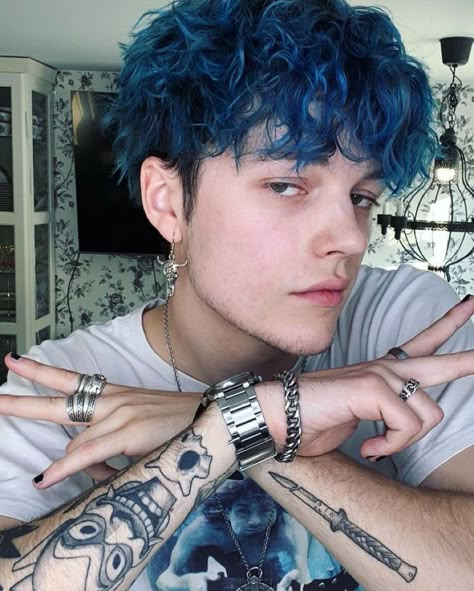 Mens Blue Hair, Boys Colored Hair, Navy Blue Hair, Hair Cut Guide, Dyed Hair Men, Split Dyed Hair, Dyed Hair Blue, Korean Hair Color, Dark Blue Hair