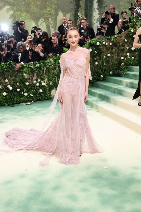 Met Gala 2024 Red Carpet: Fashion, Outfits & Looks | Glamour Vintage Lace Gowns, Phoebe Dynevor, Gala Fashion, Met Gala Red Carpet, The Met Gala, Costume Institute, Gala Dresses, Celebrity Look, Celebrity Outfits