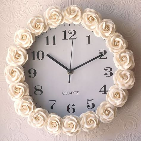 Rose Crafts - Rose Inspired Clock - Easy Craft Projects With Roses - Paper Flowers, Quilt Patterns, DIY Rose Art for Kids - Dried and Real Roses for Wall Art and Do It Yourself Home Decor - Mothers Day Gift Ideas - Fake Rose Arrangements That Look Amazing - Cute Centerrpieces and Crafty DIY Gifts With A Rose http://diyjoy.com/rose-crafts Rose Clock, Fabric Rosette, Decoration Shabby, Rose Crafts, Rose Wall, Décor Boho, Decor Buy, Vintage Room, Diy Room