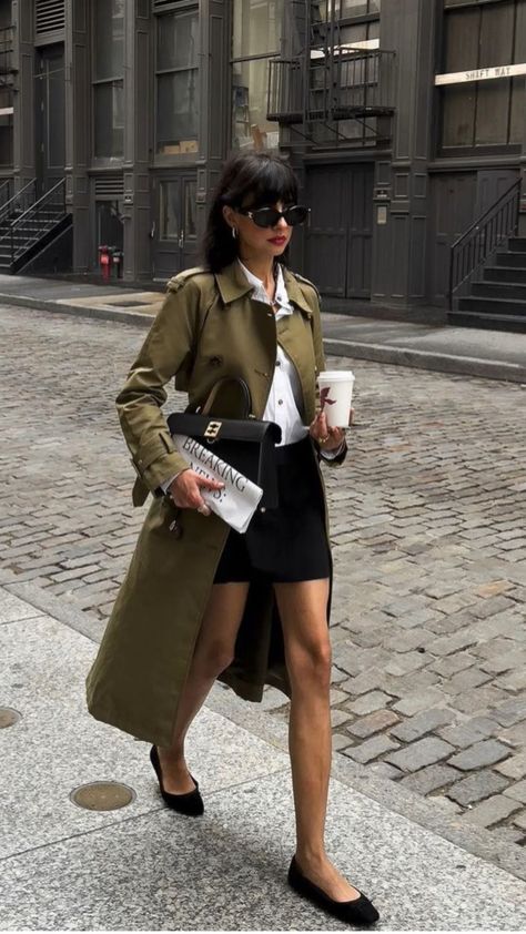 Wealthy Aesthetic Outfit, Italian Winter Style, Trench Coat Outfit Summer, Art Gallery Aesthetic Outfit, French Aesthetic Fashion, Styling A Trench Coat, Petite Aesthetic, Fall Outfits Nyc, Italian Autumn