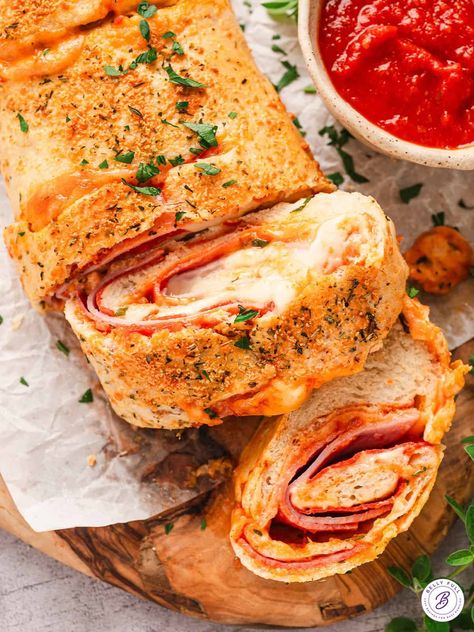 Easy Homemade Stromboli Easy Stromboli, Stromboli Recipe Easy, Easy Chicken Tetrazzini, Homemade Stromboli, Chicken Tetrazzini Recipes, Delicious Pizza Recipes, Stromboli Recipe, Mini Pumpkin Pies, Pizza Sauce Homemade