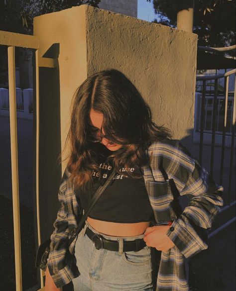 Flannel crop top jeans outfit inspo Poses With Shirt And Jeans, Crop Top With High Waisted Jeans, Poses For Crop Tops, Crop Top Photography, Poses In Crop Top And Jeans, Poses For Jeans And Top, Pose In Jeans Top, Crop Top Poses, Poses In Jeans Top