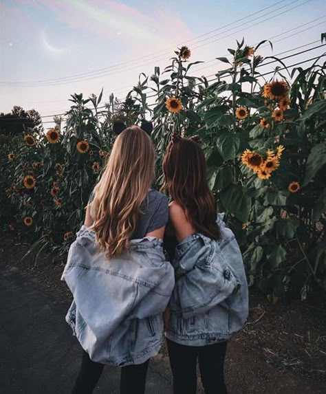 Happy Best Friends, Friendship Pictures, Homecoming Pictures, Photos Bff, Bff Pics, Best Friend Photography, Shotting Photo, Best Friend Photoshoot, Bff Photoshoot