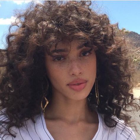 \\\ Curly Hair Color Ideas, Bloom Hair, Curly Hair Color, Colored Curly Hair, Hair Bangs, Hair Spa, Grunge Hair, Long Curly Hair, Curly Girl