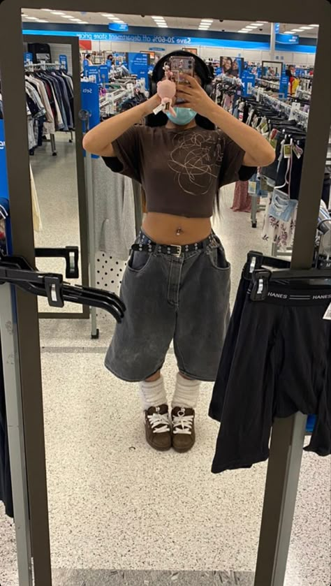 Beadaboo Outfits, Baggy Shorts Outfit Aesthetic, Outfits With Jorts Baggy, Y2k Jorts Baggy, Grunge Outfits With Jorts, Jorts Outfit Idea Y2k, Jorts Outfit Idea Grunge, Mid Size Body Type Aesthetic, Grey Cargo Shorts Outfit