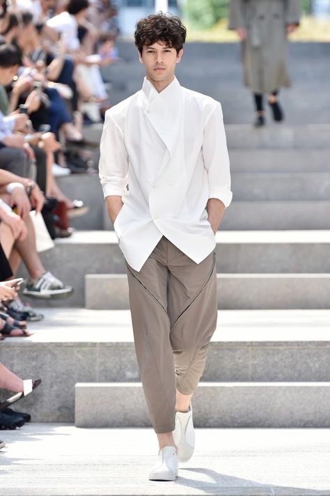 See all the looks from Issey Miyake Men’s menswear spring 2018 collection. Wedding Guest Men, Male Jeans, Outfit Male, Issey Miyake Men, Summer Beach Wedding, Miuccia Prada, Men Style Tips, Wedding Suits Men, Mens Spring