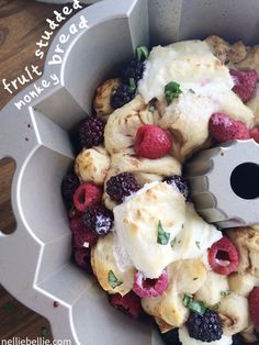 berry monkey bread, a recipe from NellieBellie Sweet Monkey, Brunch Quiche, Cinnamon Roll Monkey Bread, Beautiful Bread, Avocado Brownies, Farmers Market Recipes, Summer Eats, Canned Biscuits, Easter Morning