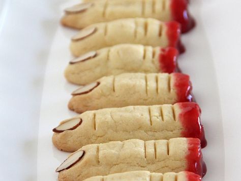 Severed Finger Sugar Cookies - macabre and delicious in one fell swoop. #food #witches #fingers #cookies #Halloween Betty Crocker Sugar Cookie Mix, Severed Finger, Betty Crocker Sugar Cookies, Biscuits Halloween, Finger Cookies, Halloween Cookie Recipes, Dulces Halloween, Sugar Cookie Mix, Halloween Desserts