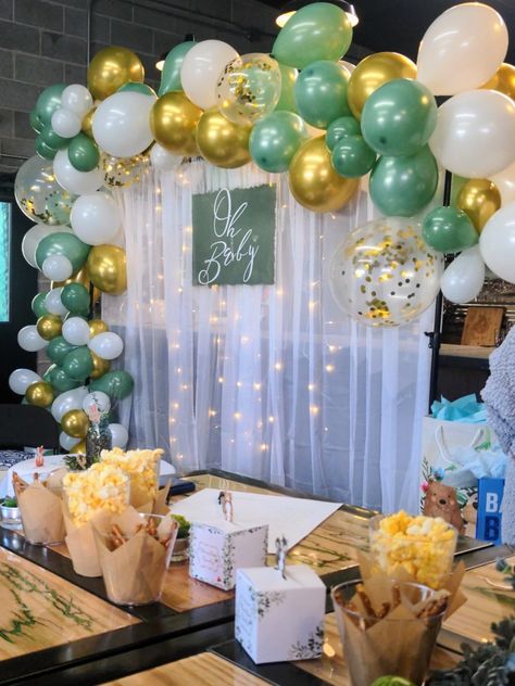 Curtain Balloon Backdrop, Curtain Backdrops, Green Baby Shower, Green Curtains, Baby Shower Backdrop, Diy Backdrop, Balloon Backdrop, Balloon Arch, Green Backgrounds