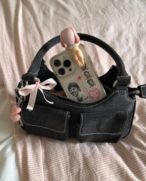 Inside My Bag, Pretty Princess, What In My Bag, Current Fashion, Jane Birkin, Sonny Angel, Bag Charms, Pretty Bags, Mode Inspo