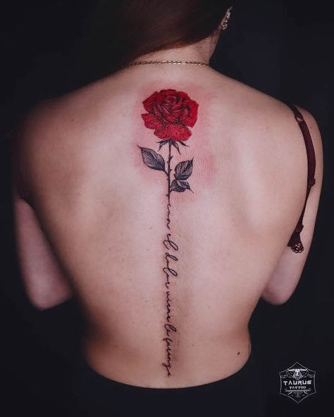 Rose Spine Tattoo, Tattoos Roses, Rose Tattoo With Name, Rose Tattoo On Back, Back Tattoo Women Spine, Tattoo Male, Letters Tattoo, Wörter Tattoos, Tattoo Roses