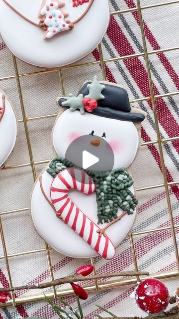 Snow Man Cookies, Snowmen Cookies Decorated, Xmas Cookies Decorated Royal Icing, Snow Cookies Decorated, Santa Sugar Cookies Decorated, Christmas Cookie Decorating Videos, Sugar Cookie Icing Designs, Christmas Royal Icing Transfers, Snowman Royal Icing Cookies