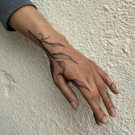 Side Of Hands Tattoo, Hand Tattoo Photography, Elegant Tattoos Hand, Hand Nature Tattoo, Artistic Hand Tattoos, Soft Hand Tattoo, Hand Leaf Tattoos For Women, Vine Hand Tattoo Men, Partial Hand Tattoo