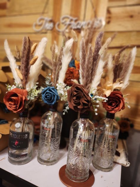 Western Wedding Reception Table Ideas, Boho Western Centerpieces, Cowboy Wedding Decorations Centerpieces, Western Centerpieces Wedding, Western Wedding Centerpieces Diy, Western Wedding Table Centerpieces, Cowboy Gala, Western Centerpiece Ideas, Cowboy Wedding Decorations