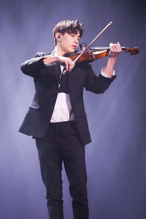 Human Poses Reference, Henry Lau Violin, Human Poses, Henry Lau, Figure Drawing Reference, Violin Art, Musician Photography, Human Reference, Body Reference Poses