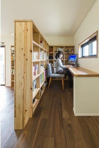 Workspace In Living Room, Small Home Office Inspiration, Japanese Home Office, Office Space Inspiration, Home Office Inspiration, Japanese Home, Bedroom Tips, Small Home Offices, Diy Apartment Furniture