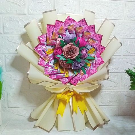 Satin Ribbon Bouquet, Snack Bouquet, Balloon Bouquet Diy, Bucket Ideas, Money Bouquet, Ribbon Bouquet, Hobbies That Make Money, Bouquet Flower, Diy Bouquet