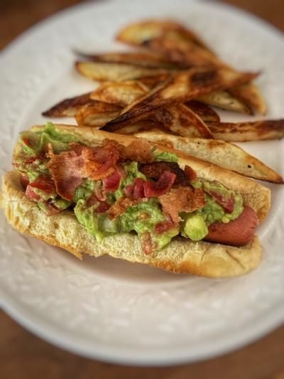 Mexican Hot Dogs, Gourmet Hot Dogs, Quick Dinners, Low Cal Recipes, Slider Recipes, Red Sauce, Roma Tomatoes, Avocado Recipes, Dog Recipes