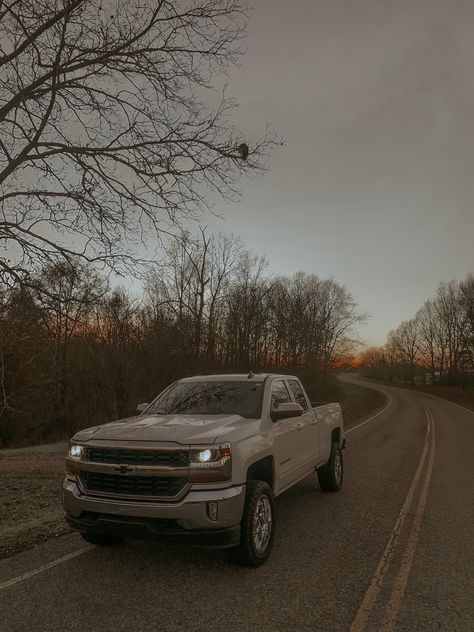 Leah Fish Truck, Silverado Aesthetic, Chevy Truck Aesthetic, Nice Trucks Country, Truck Aesthetic, Country Pics, Leah Fish, Diesel Pickup Trucks, Truck Chevy