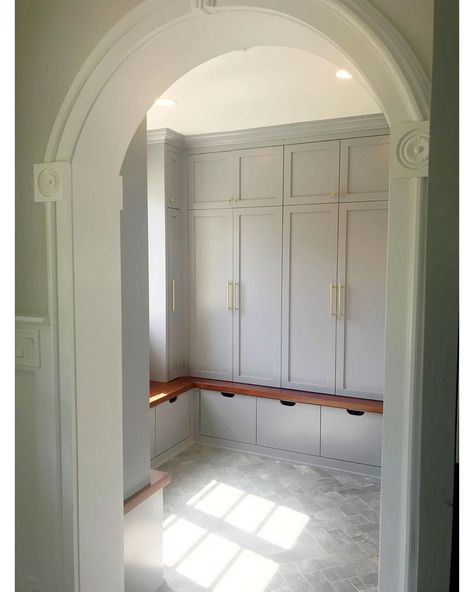 rachel stellar interiors on Instagram: “We took this office nook and turned it into the prettiest, and most functional mudroom ✨  #transformationtuesday #mudroom #mudroommakeover…” Mud Room To Kitchen Transition, Functional Mudroom, Mudroom Makeover, Mud Rooms, Office Nook, Boot Room, Mud Room, Nook, Alcove Bathtub