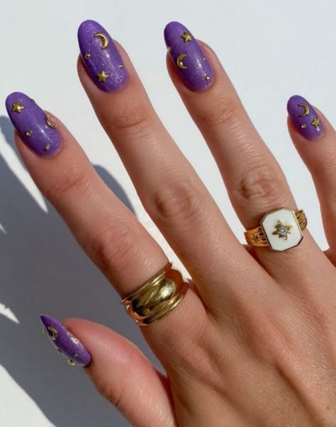 Short purple nails with golden stars and moon designs Purple And Gold Nails, Matte Purple Nails, Purple Chrome Nails, Emoji Nails, Purple Manicure, Dark Purple Nails, Nail Designs Ideas, Brown Nails Design, Golden Doodles