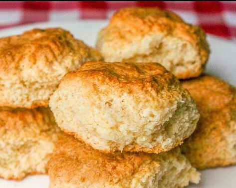 Newfoundland Tea Buns – Traditional Newfoundland Foods Raisin Tea Biscuit Recipe, Tea Buns, Crockpot Dump Recipes, Newfoundland Recipes, Rock Recipes, Dump Meals, Tea Biscuits, Canadian Food, Bread Bun