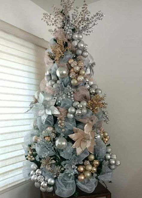 Corner Christmas Tree, Christmas Trees Decorations, Green Christmas Tree Decorations, Merry Christmas Decor, Christmas Tree Decorations Ribbon, Elegant Christmas Tree Decorations, Luxurious Christmas, Christmas Tree Village, Gold Christmas Tree Decorations