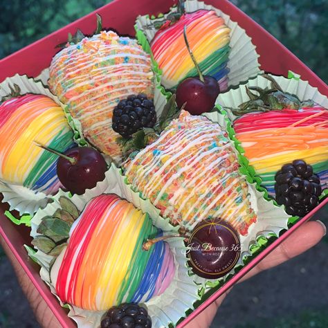 Pride Month Treats, Pride Chocolate Covered Strawberries, Pride Month Cupcakes, Pride Month Food Ideas, Pride Month Celebration Ideas, Pride Month Desserts, Pride Month Food, Pride Dessert Ideas, Pride Snacks