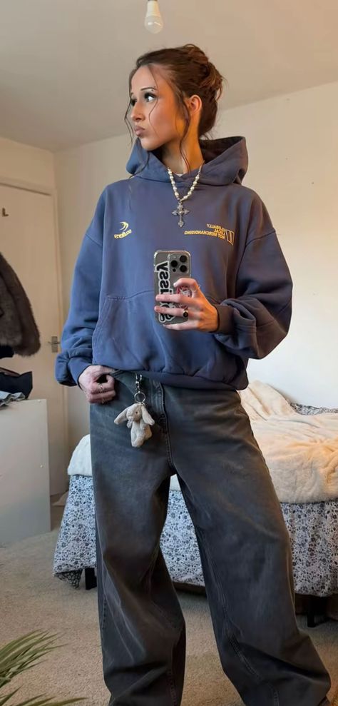 Outfit With Baggy Sweatpants, Baddie Outfits Women, Streetwear Easy Outfits, Vintage Fits Women, Charcoal Sweatpants Outfit, Harri Joggers Outfits, Streetwear Fashion Comfy, Winter Outfits Women Streetwear, Classic Oversized Outfits