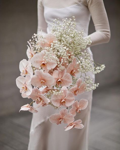 Floral waterfall ✨ . 📸: @giannaleofalcon | Instagram Waterfall Bouquet Wedding, Waterfall Bouquet, Wedding Mood Board, November 11, Bouquet Wedding, One Shoulder Wedding Dress, Orchids, Wedding Flowers, Bridesmaid Dresses