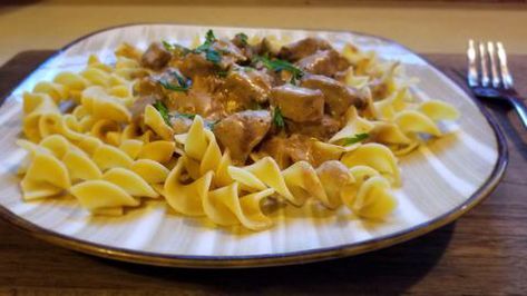 Venison Chops, Venison Recipes Crockpot, Reames Noodles, Crock Pot Stroganoff, Slow Cooker Beef Stroganoff Recipe, Venison Stroganoff, Beef Stroganoff Recipe, Slow Cooker Beef Stroganoff, Stroganoff Recipe