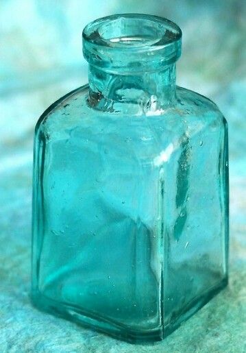 Turquoise Vert Turquoise, Vintage Bottles, Shades Of Turquoise, Antique Bottles, Old Bottles, Blue Bottle, Aqua Turquoise, Turquoise Glass, Bleu Turquoise