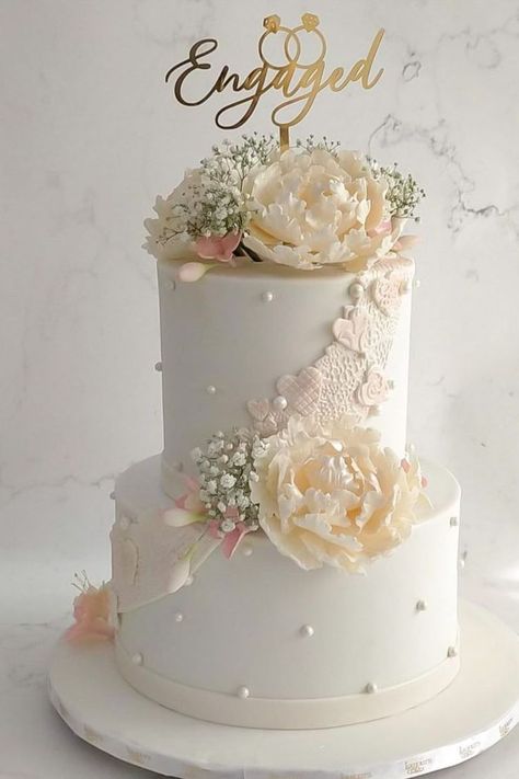 Classic 2 tier engagement cakes with ivory sugar florals and detailing ✨ Kek Kahwin 2 Tingkat, Engagement Cakes Simple, Engagement Cake Designs Simple, Two Tier White Cake, Engagement Theme Cake, Engagement Cake Designs Unique, Engagement Cake Images, Wedding Cake Setup, Cake Designs Wedding