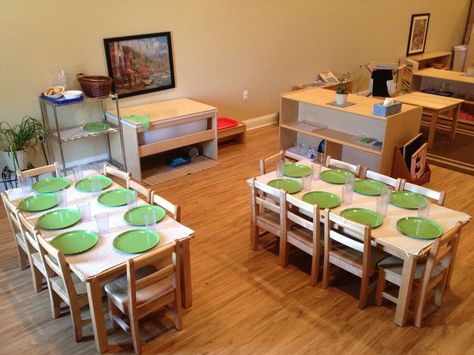 COMMUNITY LUNCH: montessori toddler mealtime - Montessori Toddler Classroom, Preschool Building, Kingdom Ideas, Montessori Work, Classroom Table, Childcare Rooms, Kindergarten Lunch, Preschool Lunch, Montessori Environment