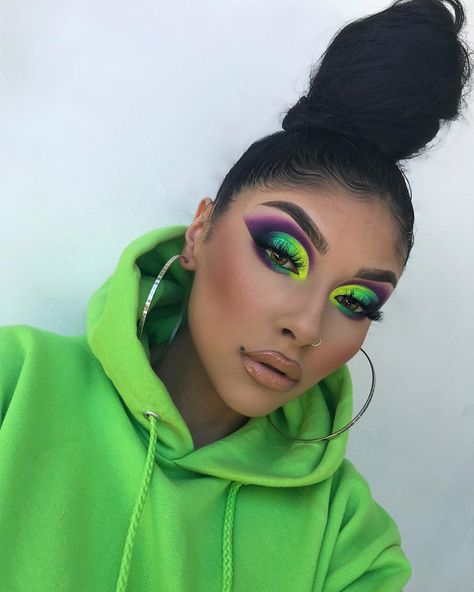 e v e l y n on Instagram: “just wanted this on my page. New look cookin up 💚// . . .  BROWS: @urbandecaycosmetics ‘Brow Blade’ + ‘Brow Finish’ EYES:…” Bright Makeup Looks, Colourful Makeup, Purple Makeup Looks, Makeup Cantik, Make Up Designs, Neon Eyeshadow, Mekap Mata, Eyeshadow Ideas, Drag Make-up