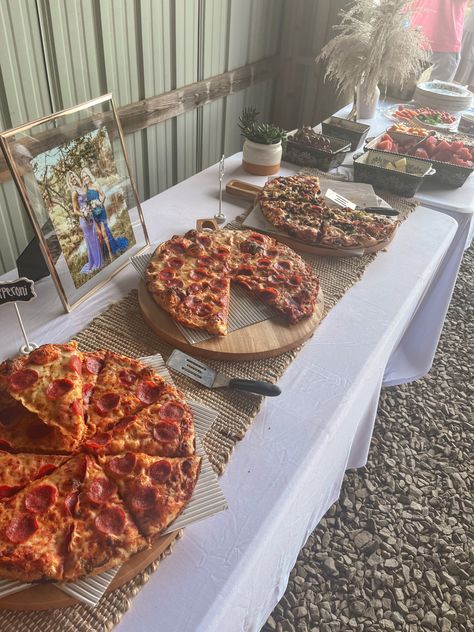 Graduation Party Italian Food, Grad Party Dinner Ideas, Birthday Party Pizza Table, Sweet 16 Pizza Party Ideas, Grad Party Things To Do, Pizza Party Graduation, Displaying Food For Party, Sweet 16 Birthday Food Ideas, Diy Pizza Station