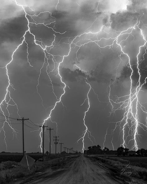 Clouds And Lightning, Lightning Images, Plagues Of Egypt, Lightning Photography, Fantasy Tattoos, Lightning Storm, Wuthering Heights, Cloud Wallpaper, Wild Nature