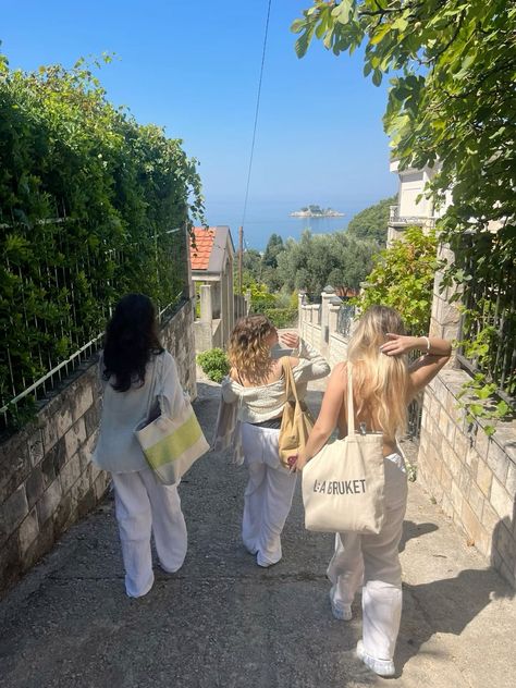 Girl With Friends Aesthetic, Friend Trips Aesthetic, Going Out With The Girls Aesthetic, Girls Traveling Aesthetic, Trips Aesthetic Friends, Friend Vision Board Aesthetic, Friends Trip Vision Board, Friends Traveling Together, Beach Trips With Friends