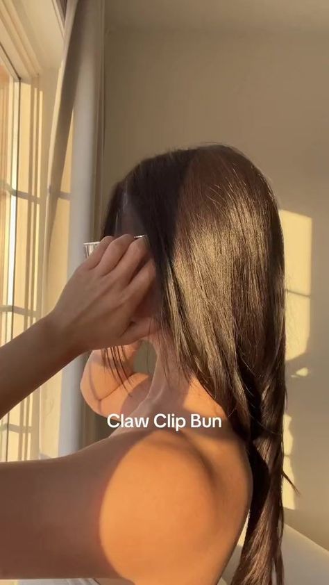 Messy Claw Clip, Claw Clip Bun, Games Makeup, Clip Bun, Hair Clip Hairstyles, Claw Clip Hairstyles, Gym Goals, Clip Hairstyles, Makeup Model